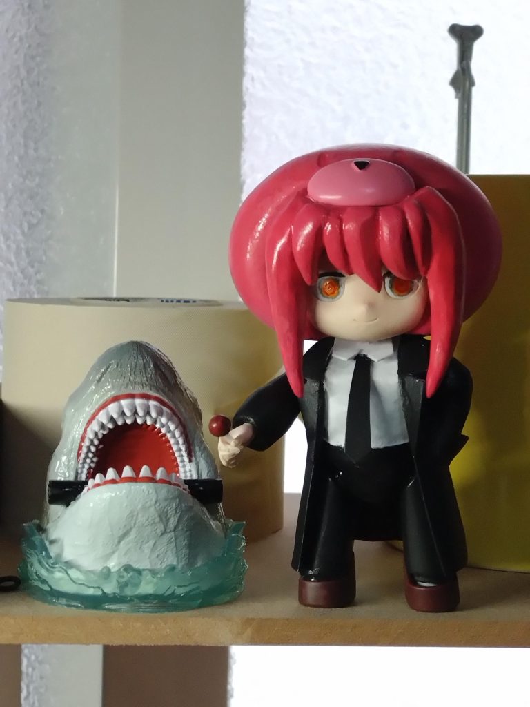 始め同じピンクだろうと思い、作りすぎて余っているフェルトの髪の毛のピンクを使ったのですが艶消しできないし、色濃過ぎなのでやり直し。シャアピンクで解決しました。😄