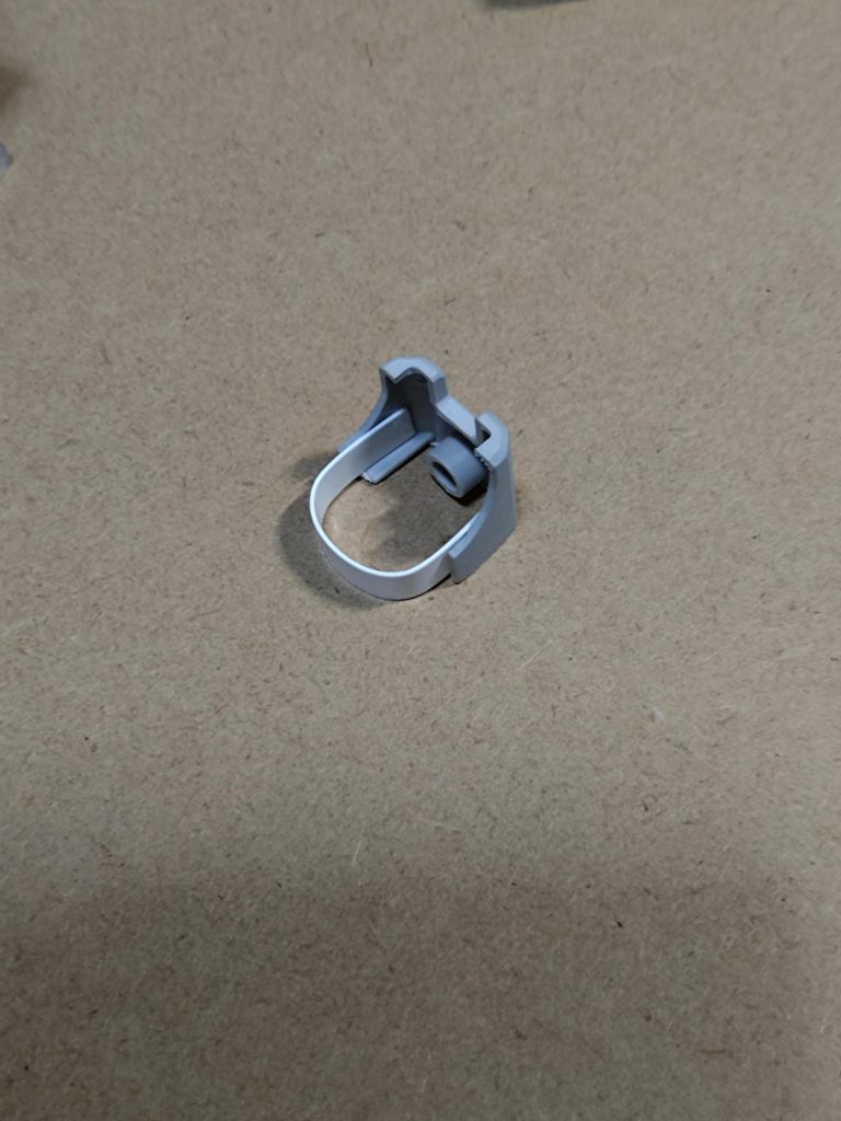 お腹隠しパーツです。MGサイサリスの余ってたパーツを切断してプラ板付けた簡単なものです。