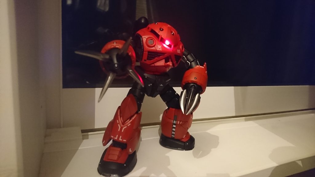 モノアイは砲弾型のLEDで塗装レシピはガイアカラー ブライトレッド＋純色イエロー少々＋ピュアブラック数滴ピュアブラックGXメタルブラックガイア ガンメタル