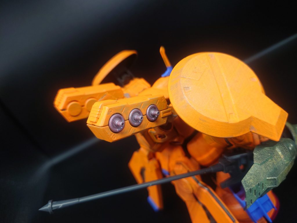 ミキシングの材料として、水星~からベギルベウの羽根みたいなスラスターを拝借。その他、ビルダーズパーツやモデリングサポートのお世話になっております。背面のファンネルはネタ元のマザーファンネルに比べると少し貧相だったかも知れないですね…