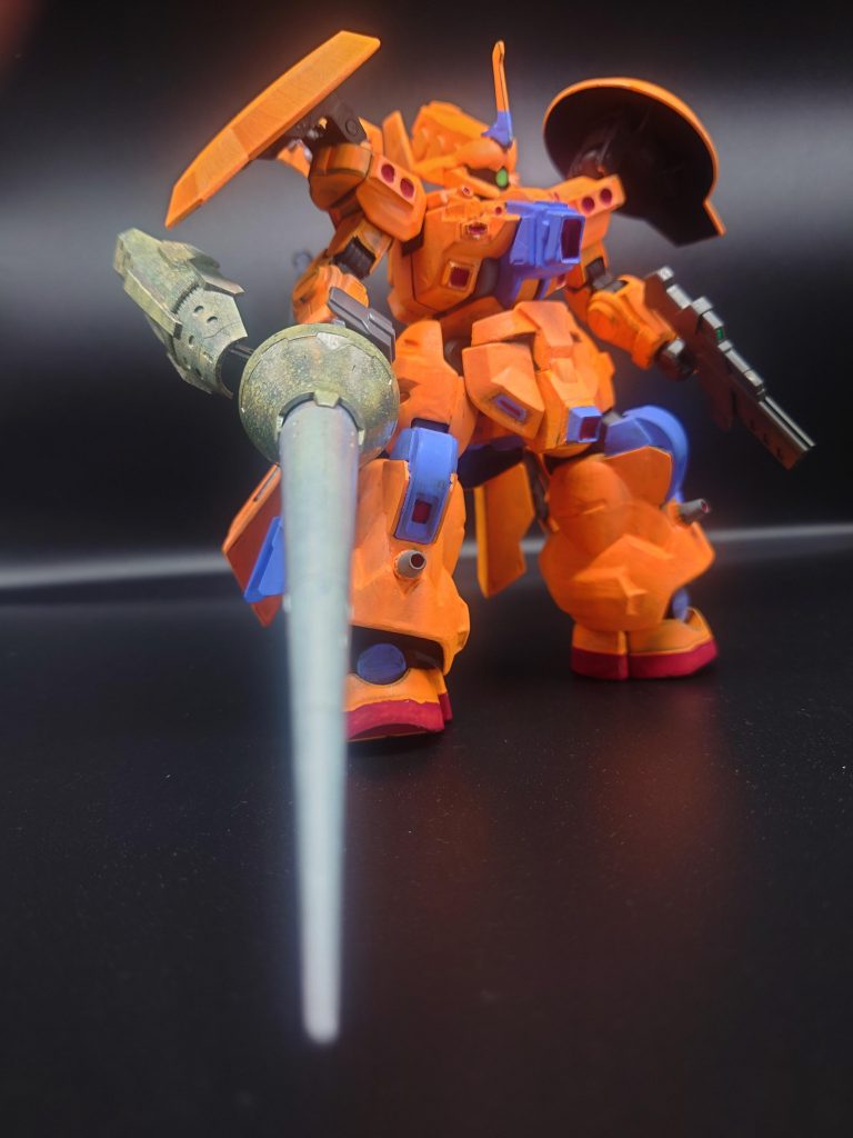 写真では判りづらいですが、ガンダムマーカーEXのホログラムカラーをエアブラシでバトルランスに吹きつけております。コレ、凄いですね!金属質感がハンパない。次回はホログラムカラーだけでなんか作りたいぐらい(笑)