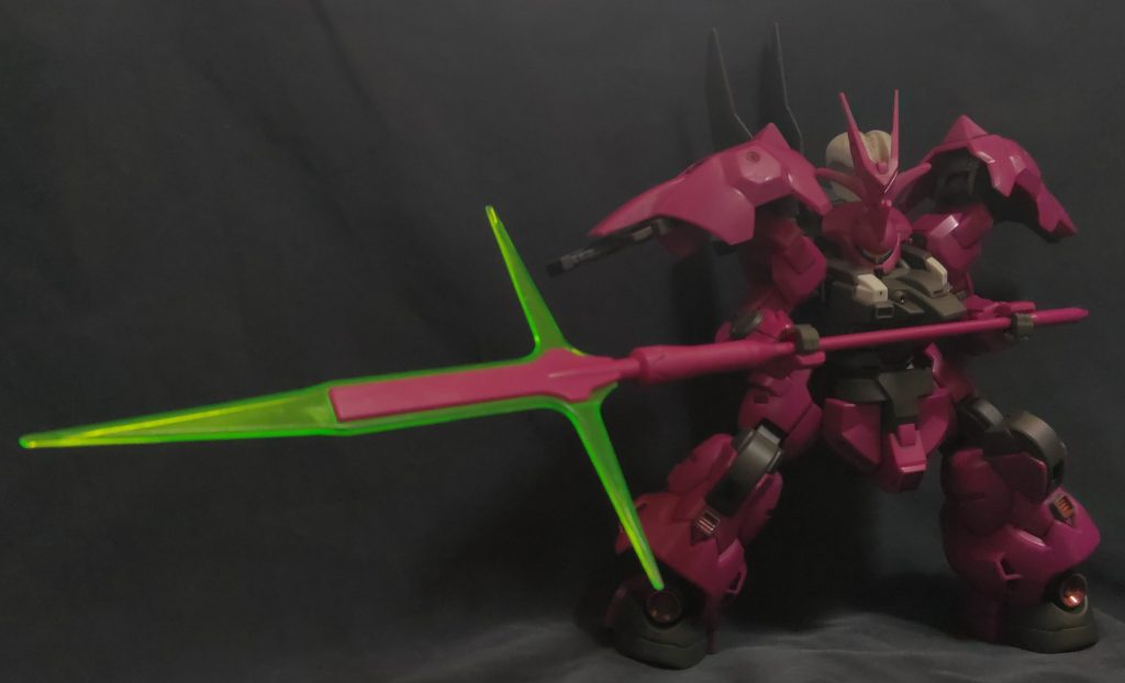 ビームパルチザンを構えたポーズ。