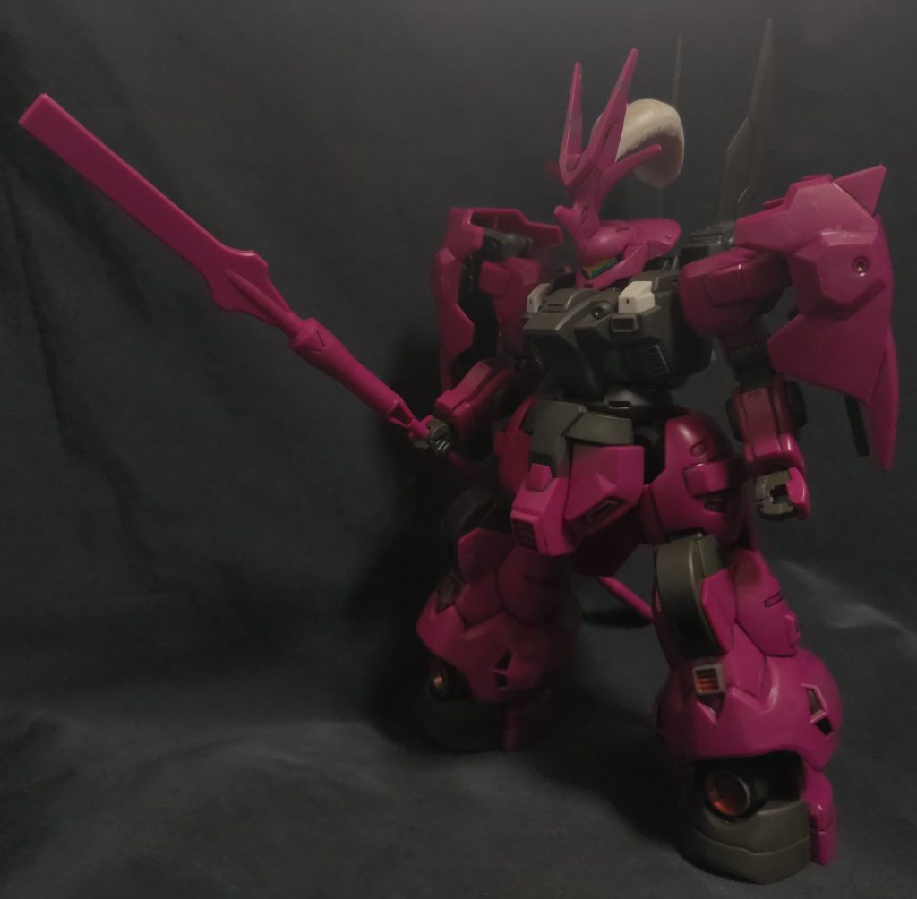 ななめ前から。胸部エアインテークを追加、膝下と足首にスラスターを追加しています。胸部エアインテークは、ジェネレーター出力が上がった為の冷却システムを追加、増設したという設定、膝下と足首のスラスターは、姿勢制御及び制動制御の為の、サブスラスターという設定です。(笑)