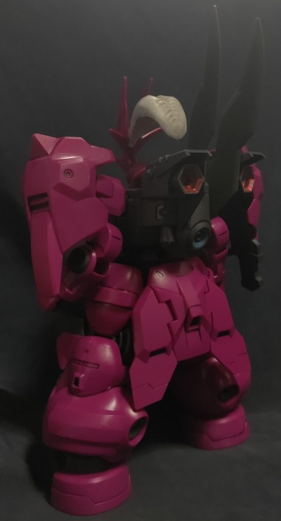 ななめ後ろから。バックパックに大推力スラスター2基を追加&サブスラスターが2基、追加されています。(笑)下手くそなのは、ご容赦ください。