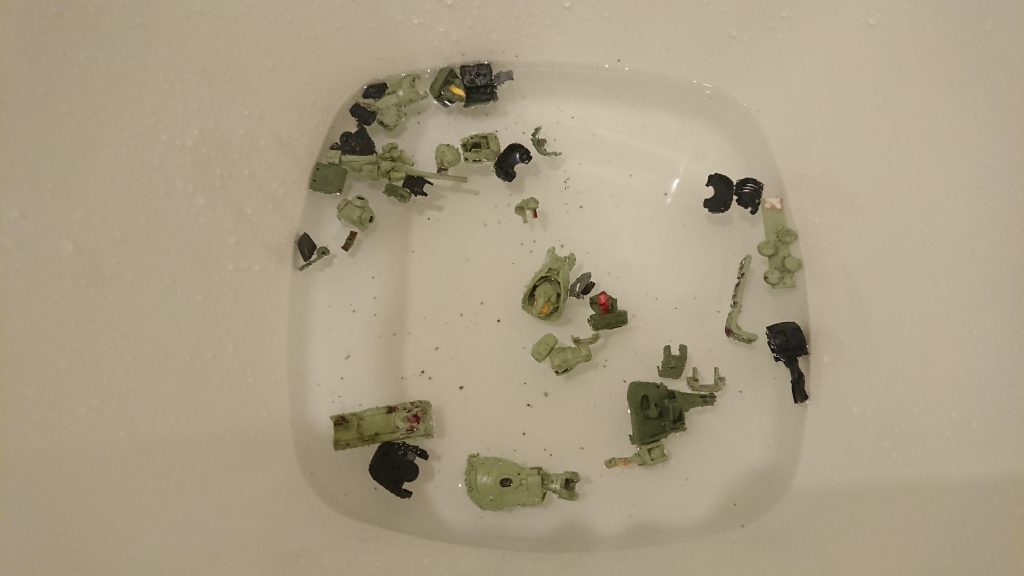 ⑤上塗り必殺スプレー 剥がれ具合をリアルにしたかったので、下地色っぽいグレーを適当に吹いて、在庫を抱えて悩む指定色緑スプレーを無駄に消費しました。⑥バスタイム💜(塩落とし) 今回はバス内で鼻唄を奏でながら実施しましたが....壁面に塗料が飛び散るわ浴槽に飛び散るわ余計に悲惨でした... 良い子は室外で作業しましょう！また、お湯に長い時間漬け過ぎたせいか、上塗りがベロリを剥がれ落ち、アメリカザリガニ色がそのまま露出するトラブルが多発...適切な水温や漬け時間分からぬままであります。