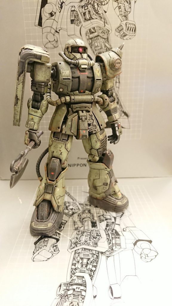 (振動で分解しちゃうんじゃない？)そんな心配をされてしまう量産機となりました。  モノアイは、故障で半分だけ光っているようにしたかったのですが、単に汚れが染みたみたいになってしまいました...