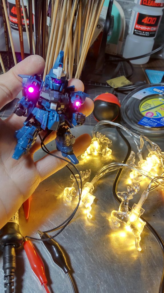 材料はダイソーのツリー飾りです✨このトナカイがなかなか曲者で色変えしようにも我が家のLEDでは綺麗につけれませんでした。まあリゼルとシナンジュがカラフルなので良しとします。