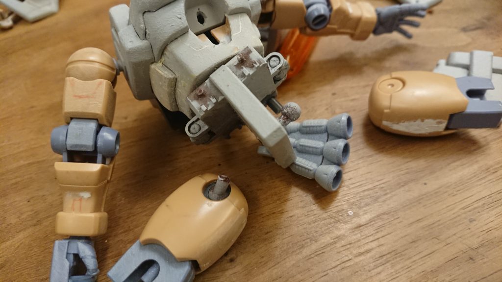 定番のポッキリも起きました。また「あっ！」と叫んでしまい、プラモに負けたようで悔しいですw「作りたい！」ではなく(早く片付けなくちゃ....)そんなモチベで何度かめの再開...管理状態が悪くバラバラになったパーツをかき集めて、渋々作り完成させました。 やはり、情熱がある間にどんどん仕上げないとダメですね...(ﾊﾞﾀｯ)