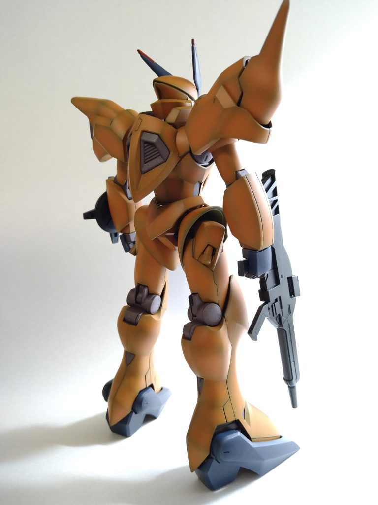 独特な後ろ姿。今回、表面処理しませんでしたがヒケは特に気にならなかったです(甲のあたりはヒケてますが)。MGの様にフレームが無い分ボスやリブが少ないからでしょうか？