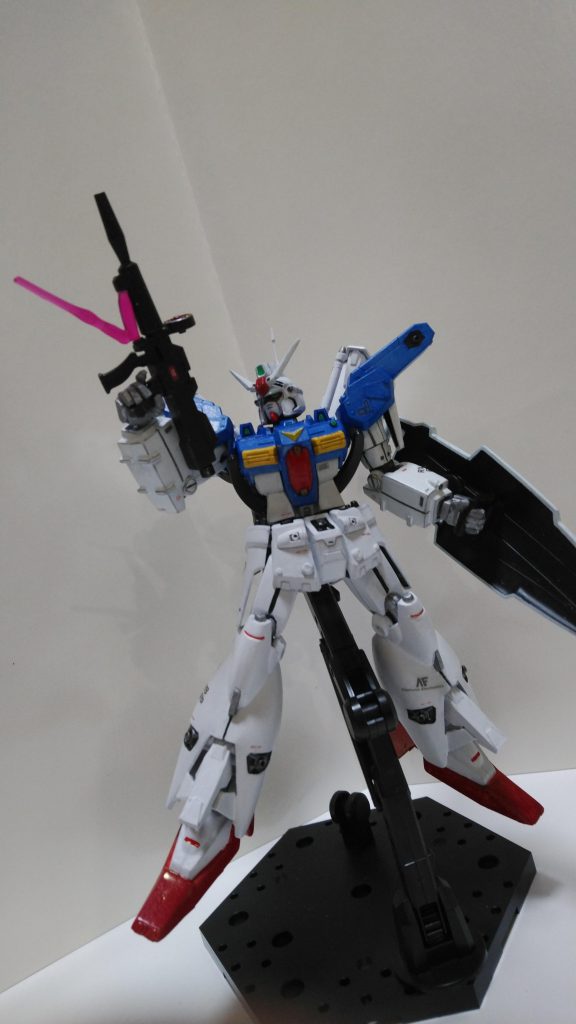 ランナーをロウソクで溶かして加工し、ビームジュッテを作ってみました!フルバーニアンになって太もものつけ根と足首にボールジョイントが使われててポーズがカッコよく決まります✨