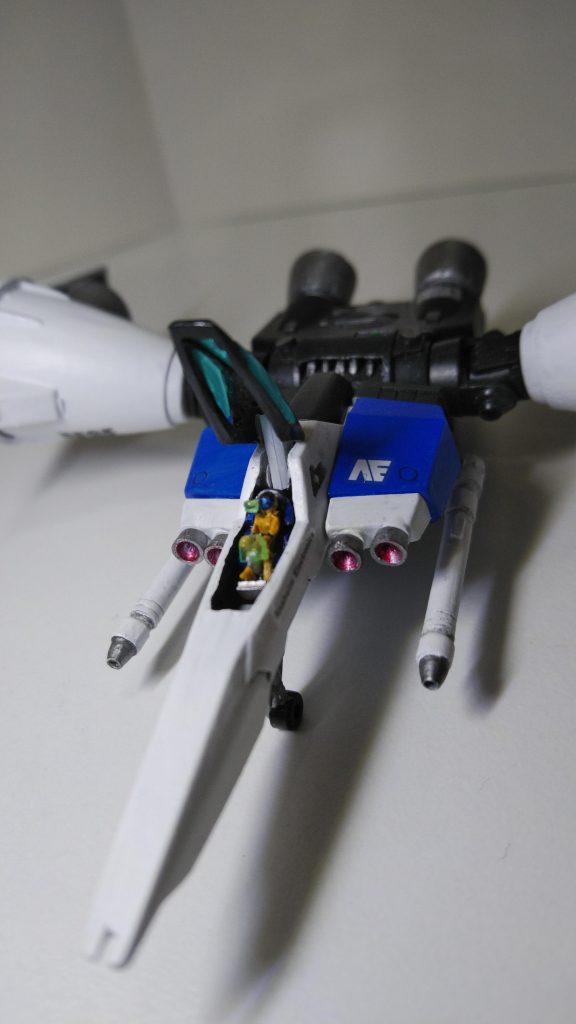 ではなく、エマさんでしたー😸コクピット周りのデザインはモデラーchomuさんのイラストを参考にさせていただきました✨chomuさん、ホントにありがとうございます🐥✨ちなみにガラス部分はクリアーランナーのプレート部分を切り出してはめ込んでます!