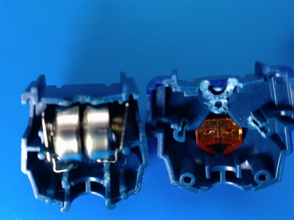 グフカスタムの上半身にボタン電池:LR44がシンデレラフィットしました。LEDをハンダ付けして、光る事を確認します。