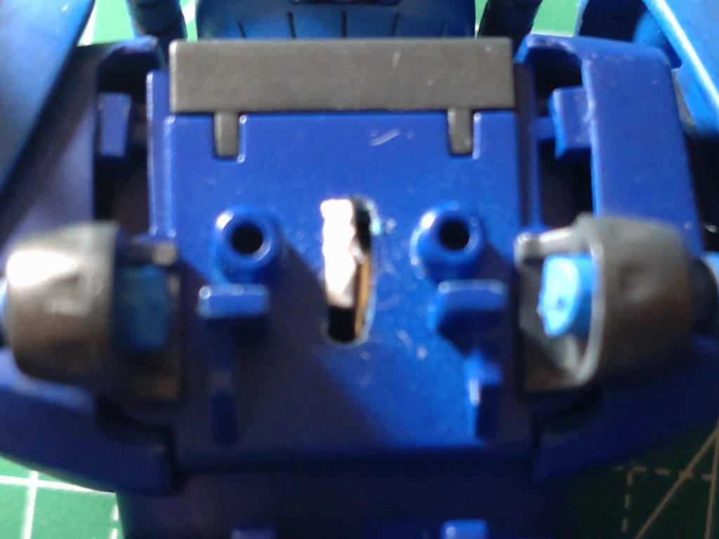 背面のボックスを外して、縦に切り込みを入れて、ボタン電池の間にプラ板を突っ込むと簡易スイッチになります。電池交換は、開腹するしか無いのですが…。