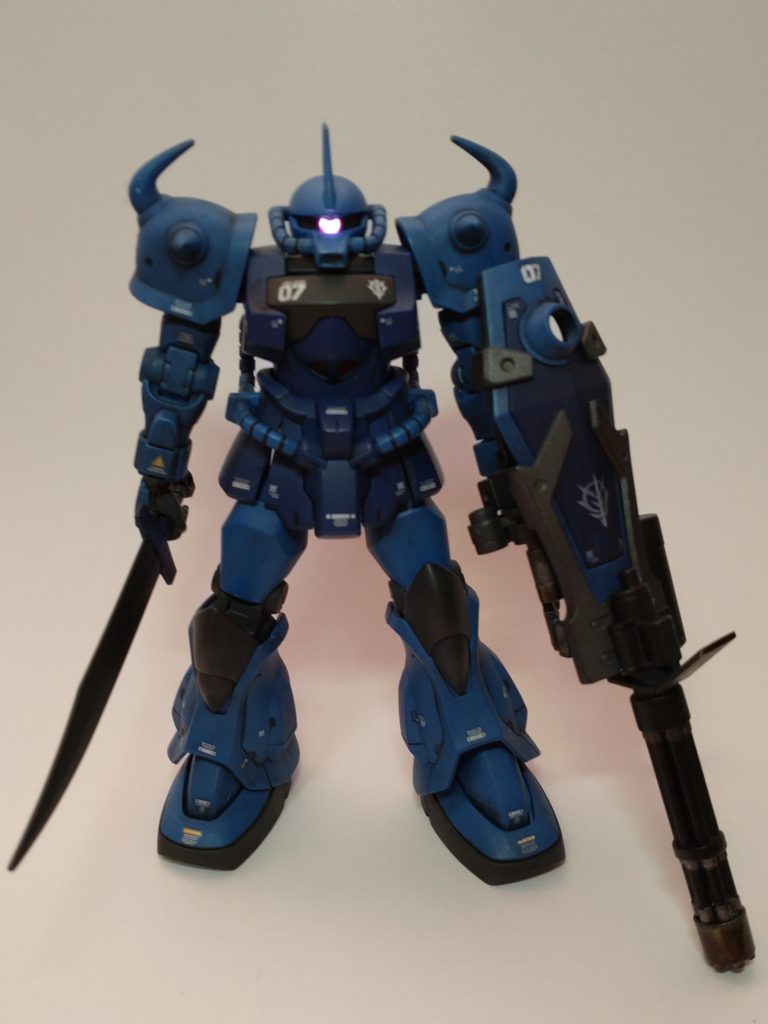 デカール控えめ(それでも多いかも…貼り始めると楽しくなっちゃって)、ウェザリングはまだ闘う前なので、かなり控えめにしました。やっぱり、「漢」のMSって感じの佇まいです。色合いは、ランバ・ラル機の方が好きなので、そちらに寄せています。