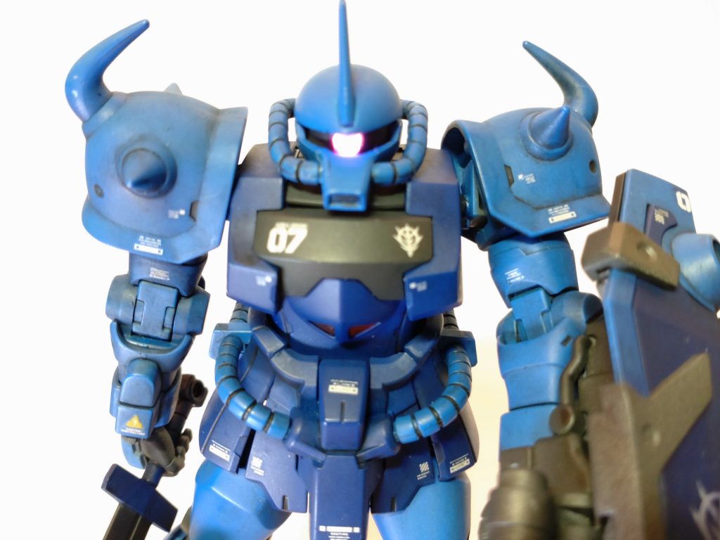 私の場合、LED埋め込みガチなんですが、何となく引き締まる様な感じがします。特にモノアイだと、狙ってる感じが出るような…。