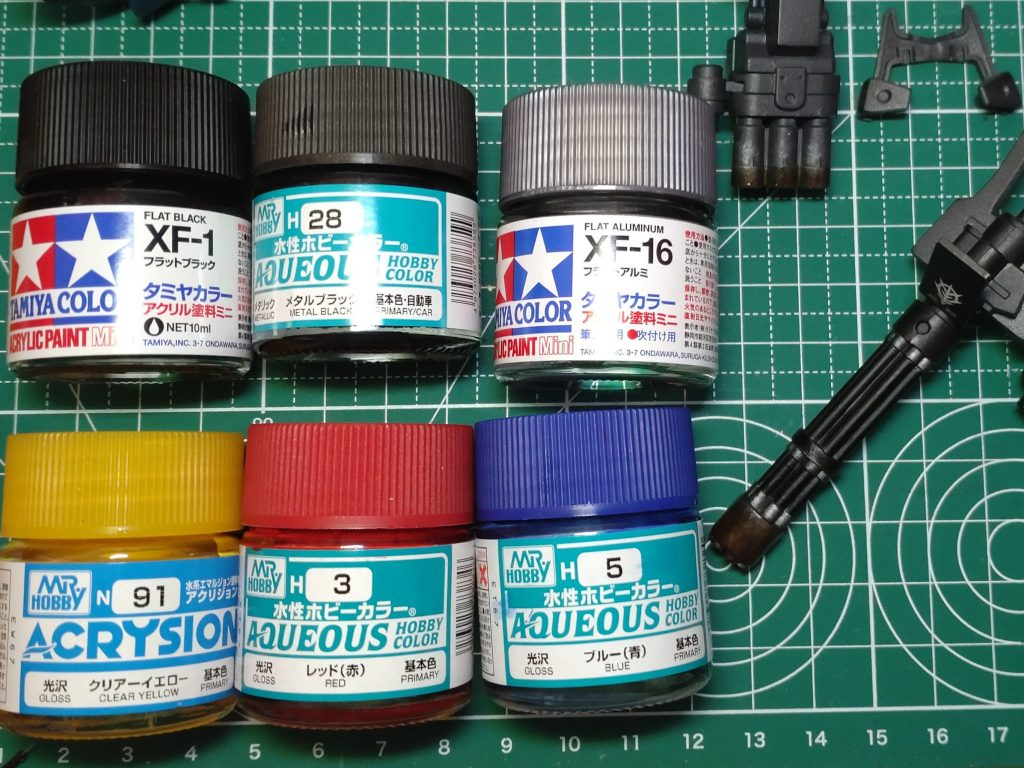重さを出したかったガトリング砲ですが、つや消し黒をベースにして、薄めたメタリックブラックと薄めたフラットアルミで着色してみました。銃身の焼けた感じを出したくて、フラットアルミをベースにして、クリアイエロー、青と赤をチョコチョコ混ぜて塗ってみました。