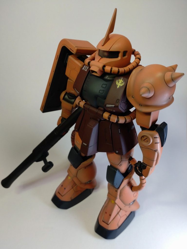 もう一人の主役のMGシャアザクです。こちらはしばらく、ケースに眠っておりましたが、久々の出番です。1/100と1/1200の共演が心配でしたが、いろいろテストして、こちらに決めました。