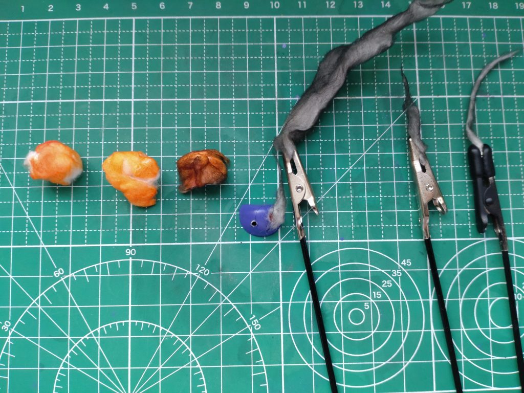 爆発は、脱脂綿にクリアオレンジだけ、クリアオレンジ+クリアレッド、更にブラックを混ぜたもので試しましたが、発光の良いクリアオレンジだけを採用しました。黒煙は、伸ばした脱脂綿に、ブラックを強めに吹いています。