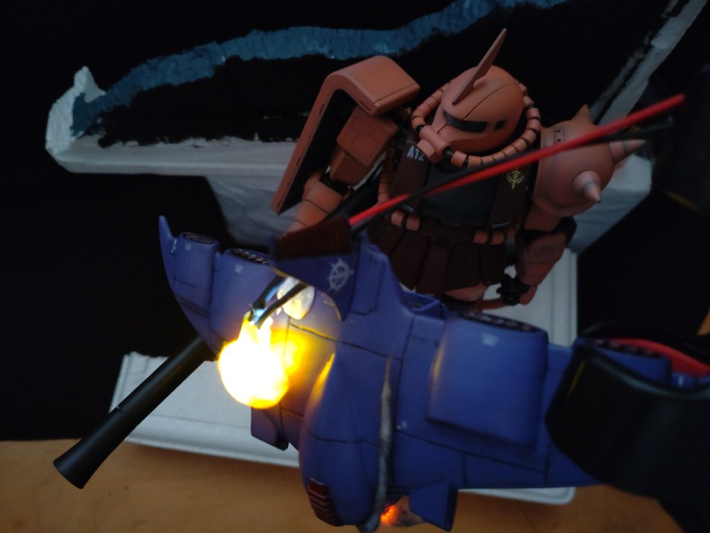 そして、実は1/1200のガウの方が前面に出ております。1/100のMGザクと合わせようと思ったのは、前面に出てるほうが、ピントを合わせやすく、迫力が出るのでは?と思ったからです。効果出てますか?最後まで、お付き合い頂き、ありがとうございました。