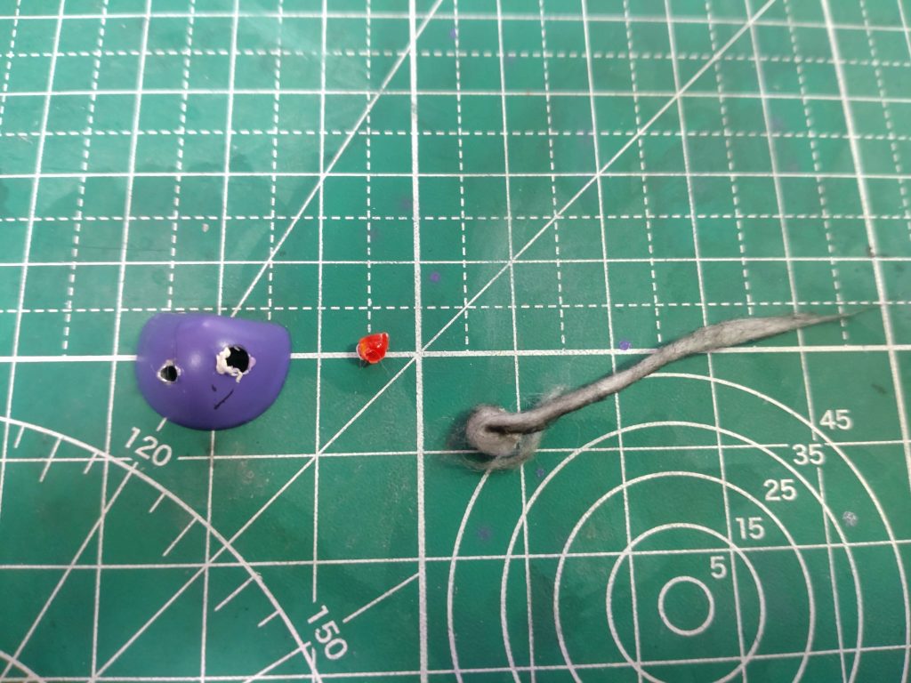 着弾したところは、ハンダゴテで開けて、赤い炎を何で行こうかいろいろ試して、最終的に余っていた赤いクリアなランナーを切って使いました。