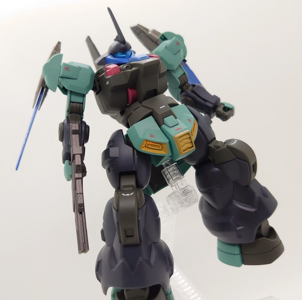 HGディランザを製作しました。グエル専用機も製作しましたが、一般機もすっきりしたデザインで甲乙つけ難いかなと思いました。今回は合わせ目消し、部分塗装、墨入れ、デカール、トップコートでの仕上げです。この時期は天候が悪く、作業が思ったように進まずもどかしいものです。