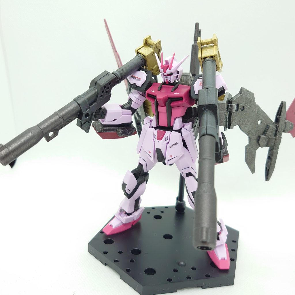 本体に関してはアンテナのシャープ化、墨入れ、デカール、トップコートのお手軽仕上げです。武装に関しては買い貯めしていたパーツの一挙大放出ですwEGはどれも組みやすく遊び甲斐があって面白いですね。