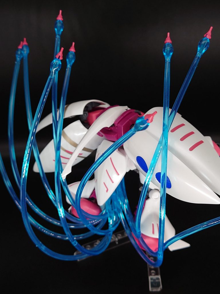 背中のフインファンネルの軌跡の蛍光ブルーのパーツ固定するのが地味に難しかったです