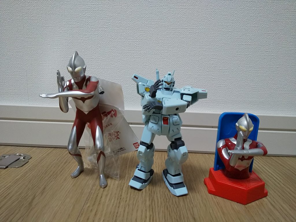 左右両側に平手が付いており、スペシウム光線ポーズを取ることが出来ます。前傾が出来ればさらに良いですが。