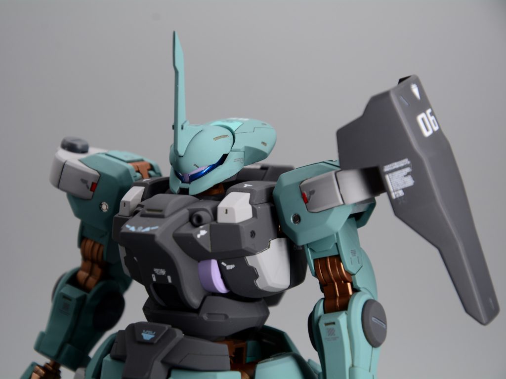 ■バストショット頭の中の部品をくりぬいて、前頭部を1mm近く下げて細目にしています（悪顔感を出したかった）。他はところどころディテールを追加し、HGとRGの中間くらいの情報量にしたいなと思いました