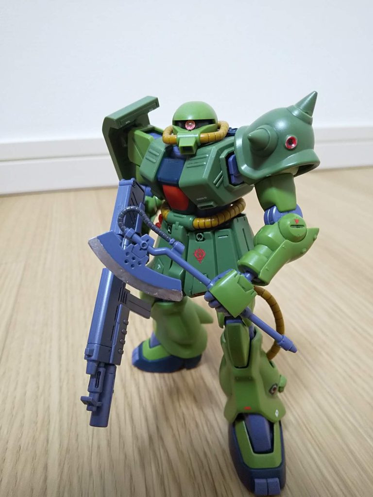 ヒートホーク刃部はガンダムマーカーEXのシャインシルバーを使用。隠蔽力が高く、発色も良く、お気に入りです。バーニアは水性ホビーカラー用ホワイトサーフェイサーを下地に水性ホビーカラーのガンダムレッドにガンダムマーカーの黒。