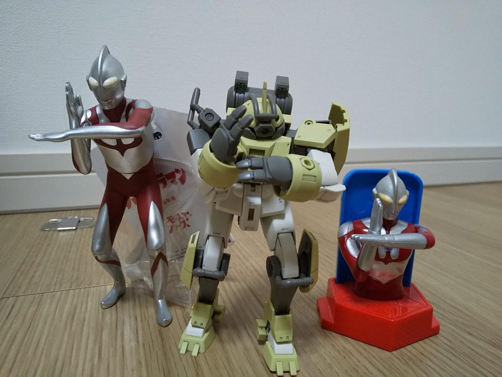 平手パーツがあるので、光線ポーズを取らせてみました。腕が短いのでガッチリとは決まりませんね。前傾ポーズは取れるのですが。