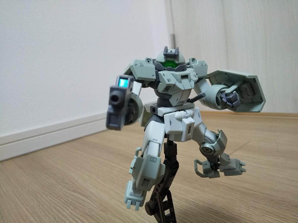 胸部と銃のセンサー部は、下地に水性ホビーカラーの銀を塗り、上からシタデルカラー(コントラスト)のAETHERMATIC BLUEを重ね、最後に光沢のトップコートで仕上げ。