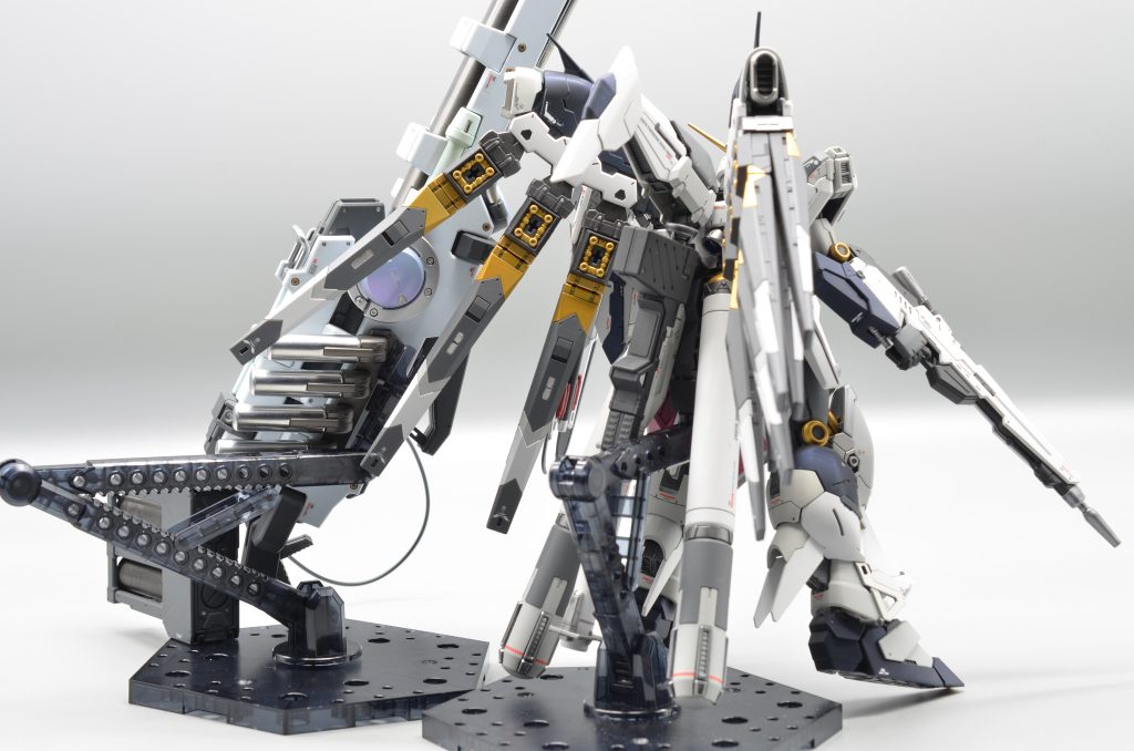 RG Hi-νガンダム+メガバズ νガンダム風カラー–2枚目/制作者：@shun_plastic