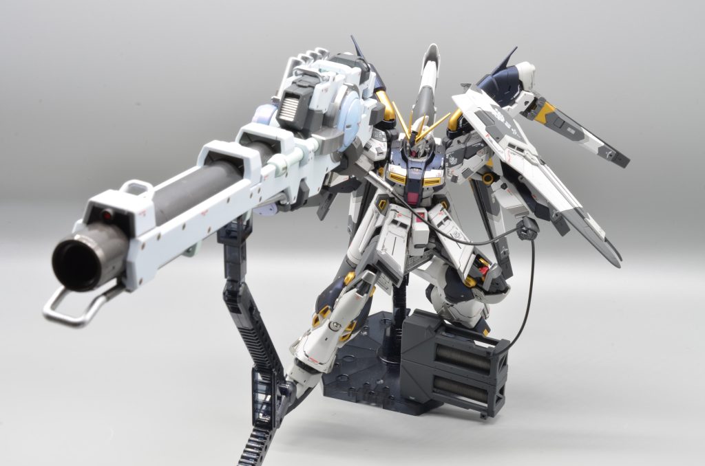 メガバズ、大きすぎてポーズが付けづらい…でも本体との接続はカッチリしてていい感じです！