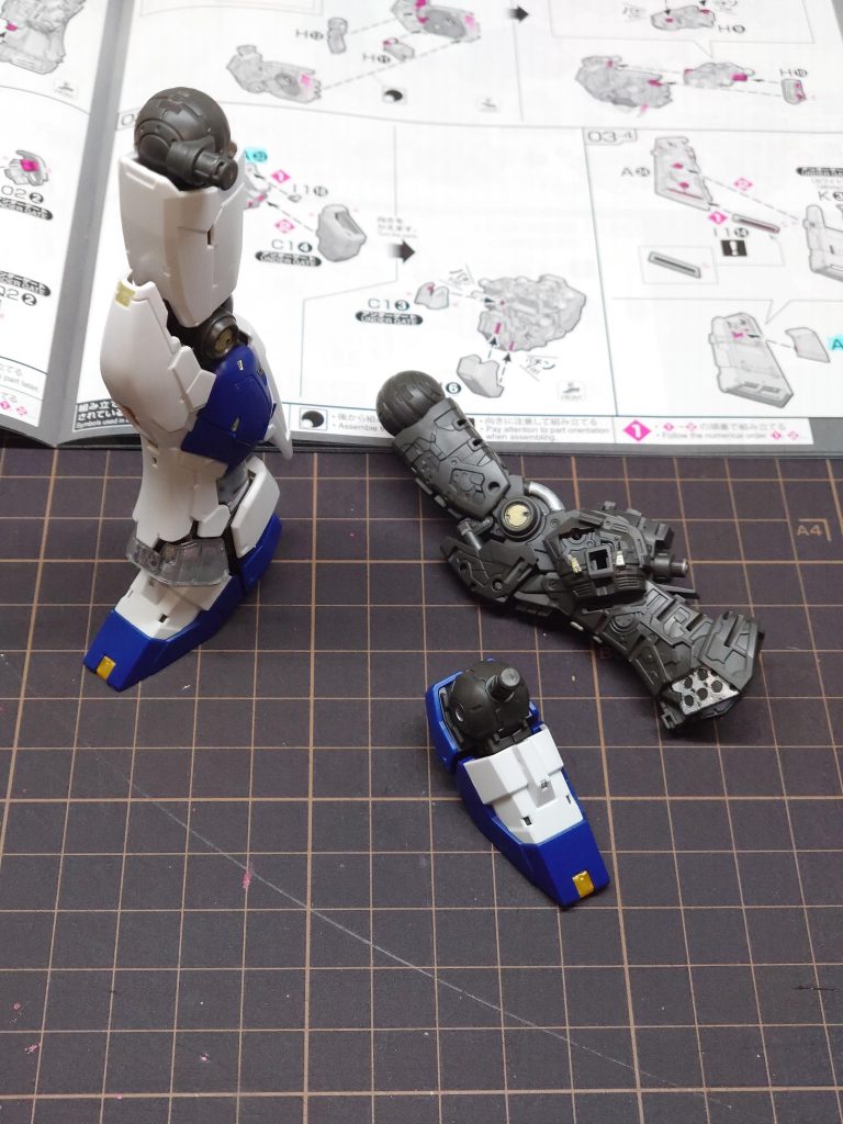 パチ組途中、ステッカーは貼らない派なので、ちょこちょこ塗装しました