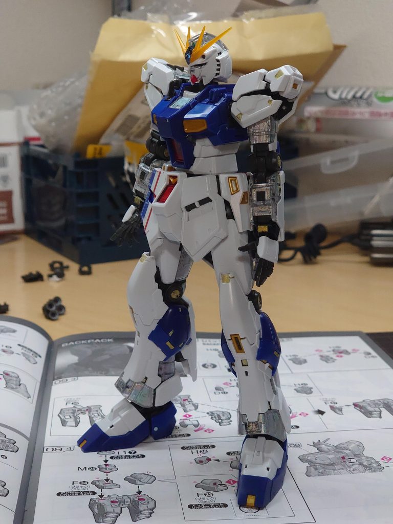 とりあえず、νガンダム本体を組んだ段階粗方の塗装のみで、パチ組状態です