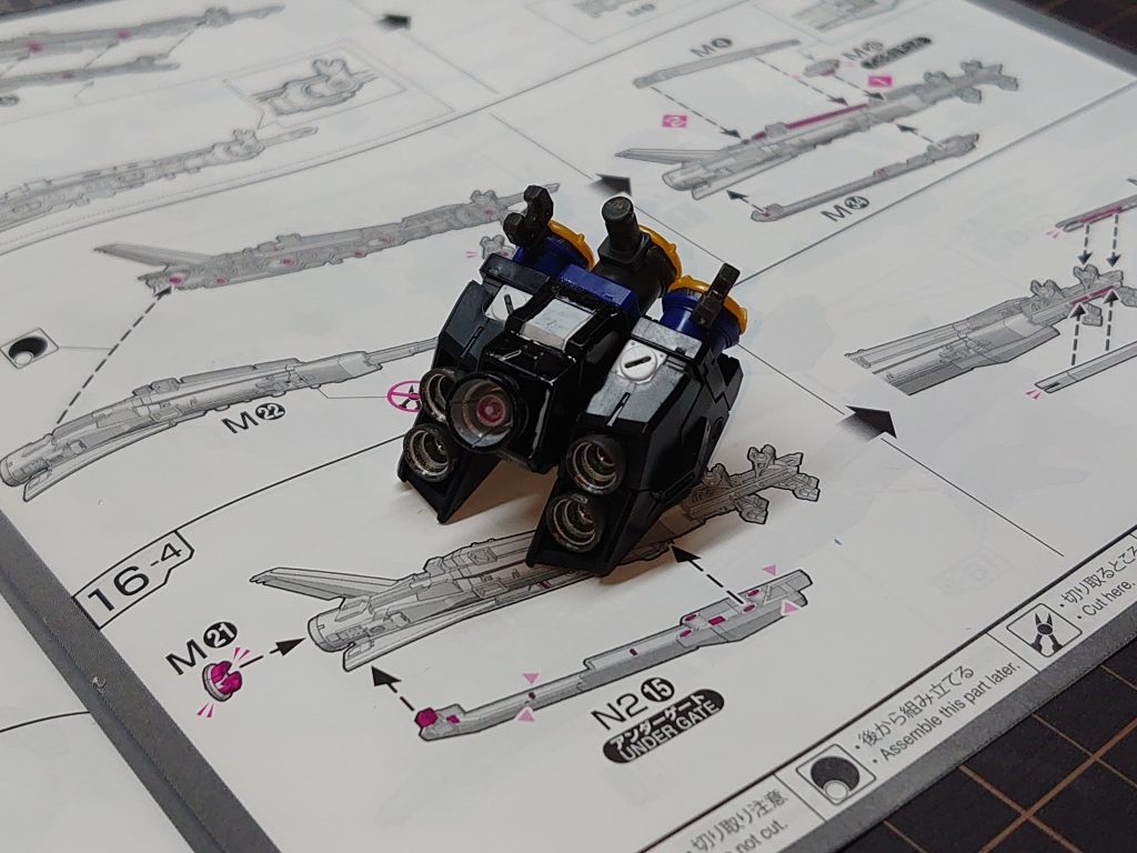 バックパック中央にビルダーズパーツのブースターを設置して、ロングレンジフィンファンネルの台座としました。ブースターの固定は、ハイパーバズーカと共用にしたので、バックパック自体は無改造です。