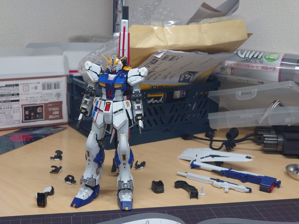 キット仮組完了クリアパーツの裏面にホロカラーをのせるのが、結構難儀で、地味に疲れたνガンダムが私の疲れた感を表してくれてるようですwして、ここから怒涛のフィンファンネル12機組み上げです。