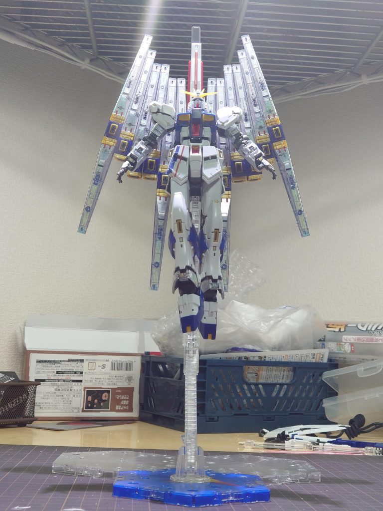 フィンファンネル組み上がり、パチ組み状態『出来たー』と言いたいところでしたが、内面をホロホワイトで塗装したのみだと、フィンファンネルがデザイン上浮いてしまいました。ここから、細部塗装とスミ入れに着手となりました