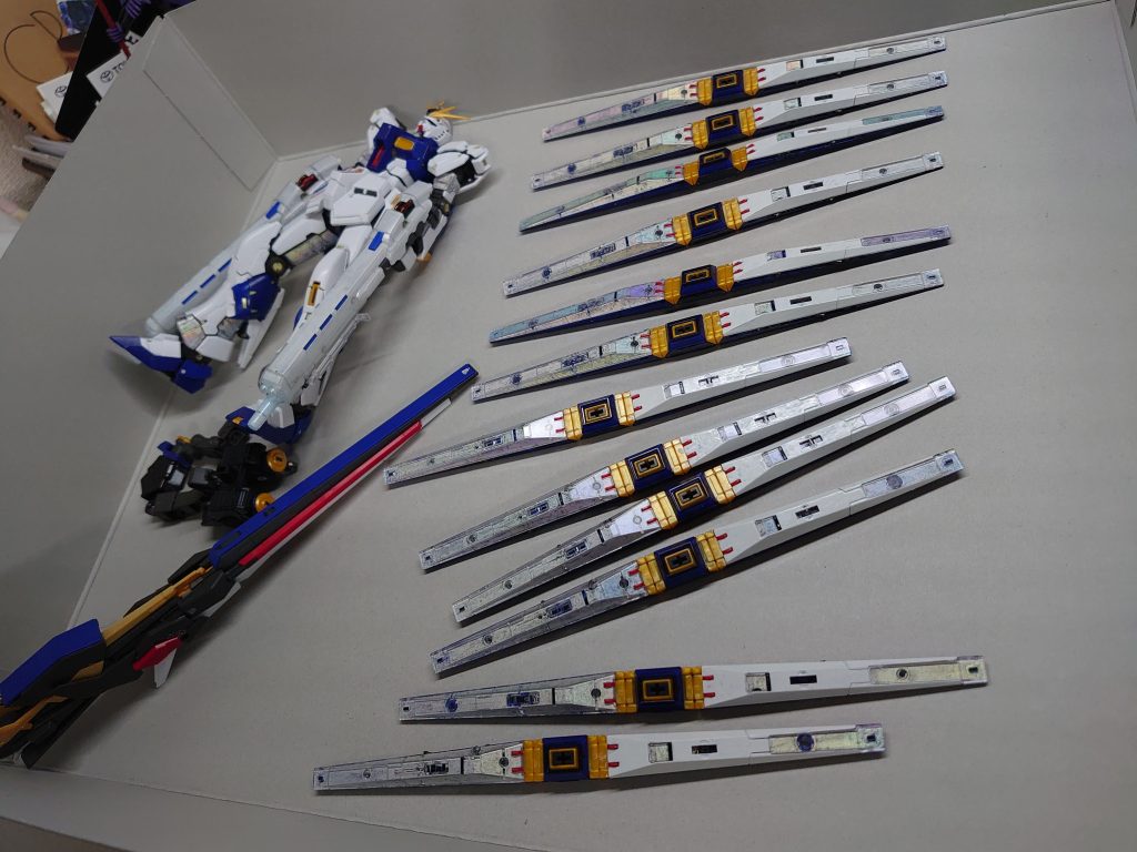 ひたすらフィンファンネルの塗装思いの外、面が広い為、ムラになりやすくて複数回修正しました。