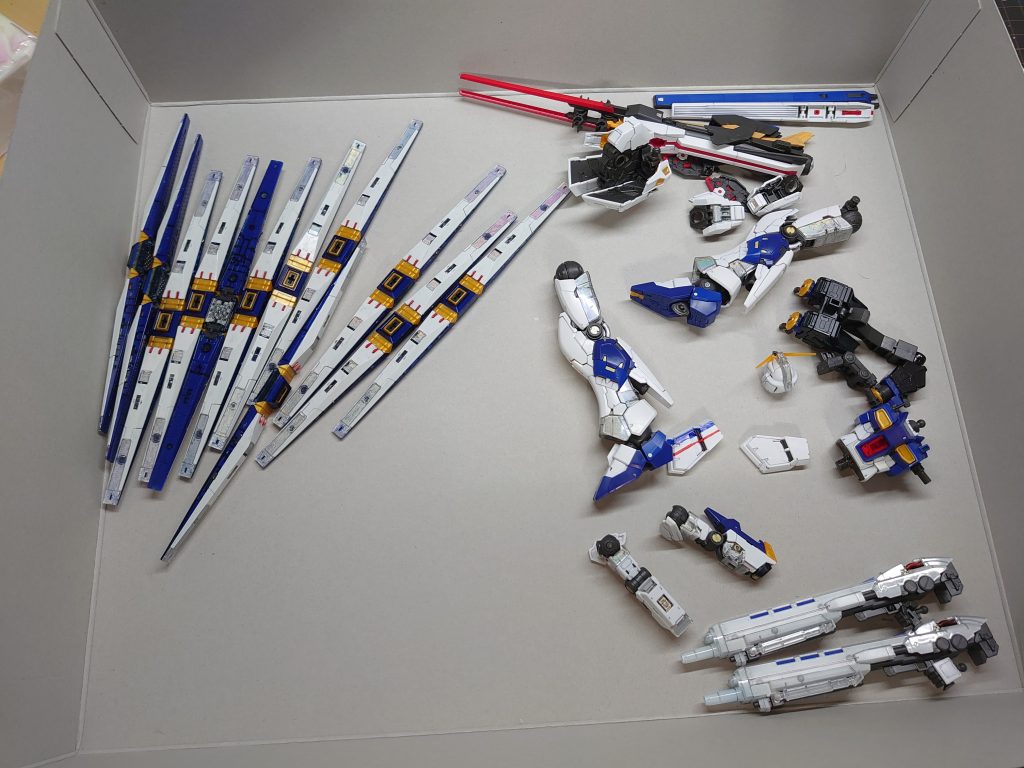 バラして、スミ入れと細部塗装 初RG制作でしたが、ディティールが細かくて、思いの外しんどい思いをしました1/144と思ってナメてました|||orz||