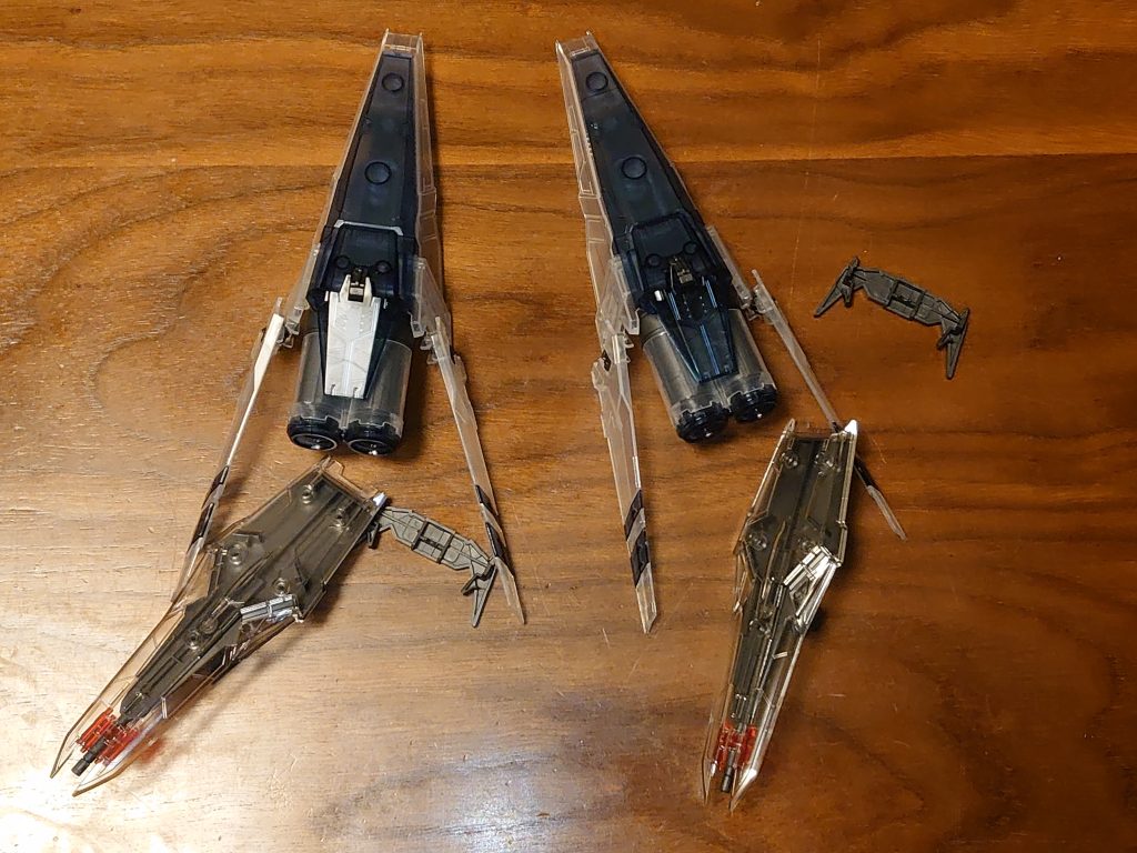 一旦は完成となった“νガンダム立像 RX-93ff ダブルフィンファンネル+ロングレンジフィンファンネル装備型”だったが、HWSクリアのキットを使った為、余剰パーツが勿体無い。とは言え、 HWSは、フルアーマーやアサルトシュラウドのような追加装甲系装備。ガンダム本体のシルエットが、横に大きくなる為、個人的な嗜好と方向性が合いませんでした。何となく、ハイ・メガ・シールドを組んでみたところ、シールドが2つ、おまけにメガ粒子砲なんて搭載してる。シールドを、ただ持たせただけでは、面白くないけど、この巨砲はカッコいい……何かいいプランは無いか考えていたら、ありました。そう!