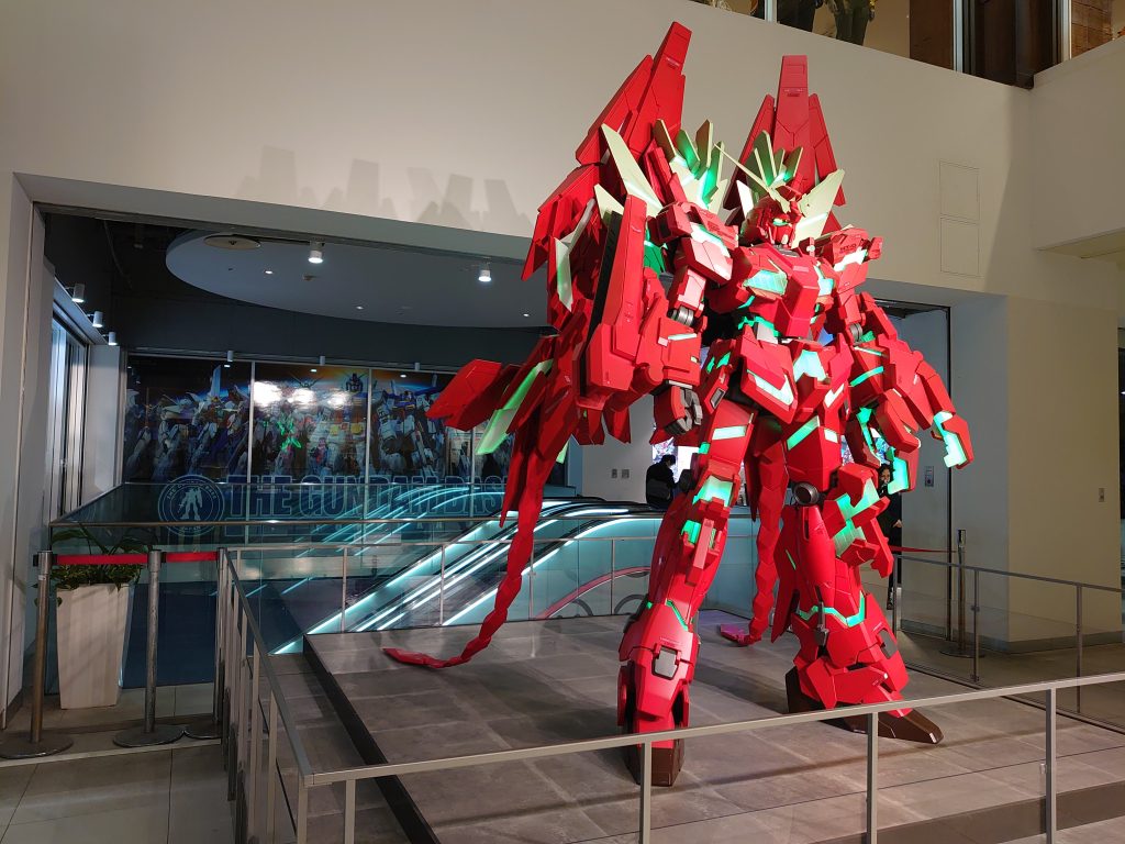 ユニコーンガンダムペルフェクティビリティ福岡には、特別な赤いユニコーンが立っています。Ver.GSF(GUMDAM SCRAMBLE in FUKUOKA)『この赤いユニコーンと繋がりを感じられる装備なら、福岡のガンダムに相応しい』そう考えたわけです。