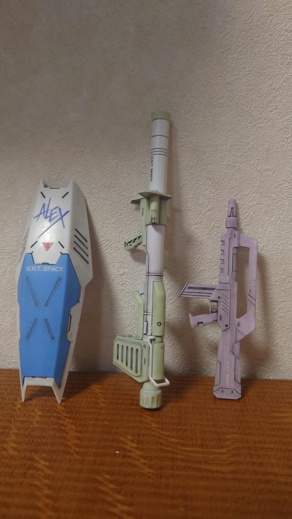 シールド、バズーカ、ビームライフル