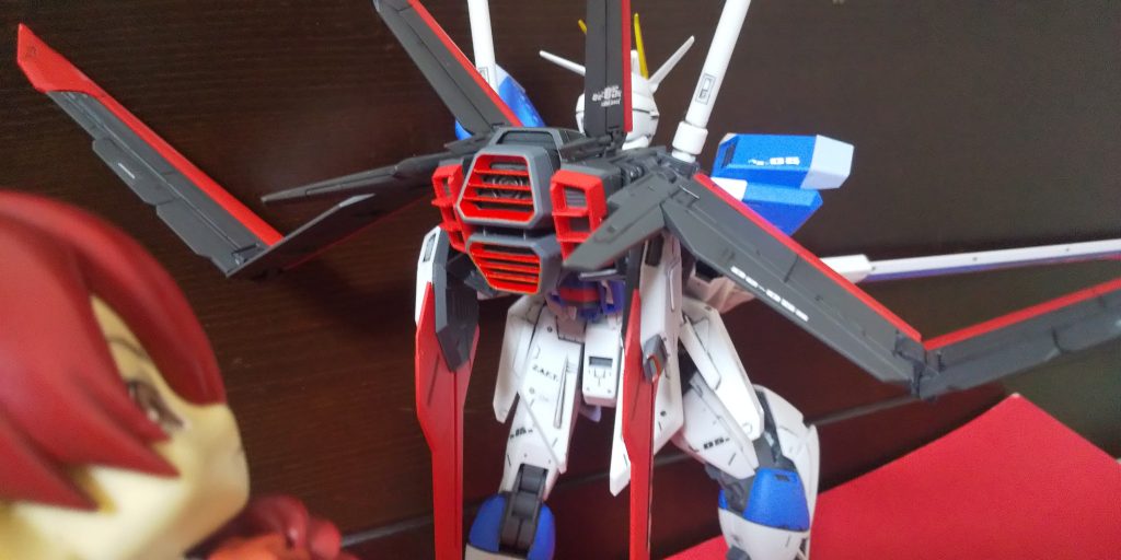 :Fシルエットの羽は可動出来るんだよな。HG系や旧1/100には無かったギミックだ。エクセレント!