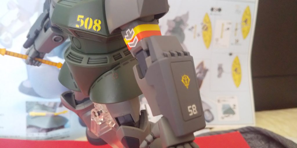 :左の二の腕に水転写を巻き付けて貼り付けるのはかなり苦労した…💦