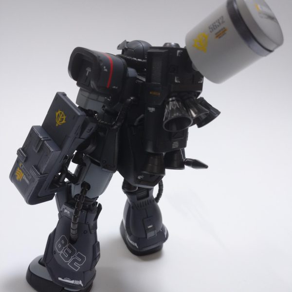 デカール貼り今回は控え目にしました。控え目なんですけど、ガンダムAGEのキット製作時に使用したメタリックなデカールも貼っています。ただラインデカールの使用は控え気味になりました。週末に半光沢クリアを吹いて完成にしたいと思います。（2枚目）