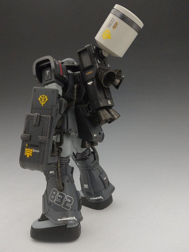 ドラッツェのバックパックにプロペラントタンク、スカート部分にもバーニア追加しました。飛ぶことはできませんが直線の速度は上がってかつジャンプ力もアップしてる…という妄想です。前回製作時に使用していたメタリックデカールも使っていますが写真だと分かりにくいですね。 