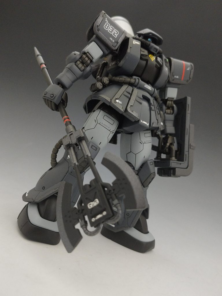 今回のスカートはシン･マツナガのザクから2枚横につなげただけですが思ったよりいい感じになりました。またヒートホークを少しでも使いたいとつなげています。シールドはカスタムウェポンとティエレンの物を接着しました。左腰はケンプファーのチェーンマインを短くした物で投擲爆弾をイメージしてます。