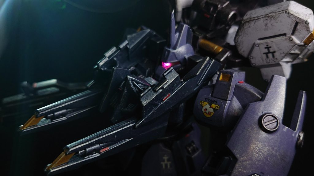 特徴的な胸部強化パーツはガンダムビルドシリーズのサポートウェポン「ダブルリベイクライフル」のパーツをフレキシブルに組合せてそれっぽくしてみました😎また、トライブースターユニットやシールドブースターはヘイズル関連から拝借、接続箇所はこれまたビルド系のパーツを組み合わせています😌なお、全体のカラーリングは所謂ティターンズブルーというよりはAOZ設定資料集の色味を参考にしています🎨🖌️※色も形も完コピではなく、なんちゃって仕様です😳💦